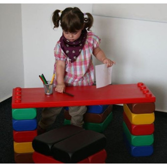 Les enfants transforment l'ESDA en espace de dessin, confortablement installés pour laisser libre cours à leur imagination. 🎨💭 Les enfants transforment l'ESDA en espace de dessin, confortablement installés pour laisser libre cours à leur imagination. 🎨💭