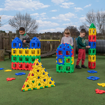 Des enfants construisent des structures 3D colorées avec Giant Polydron en plastique 100 % recyclé