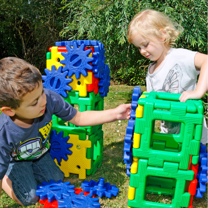 Jeu d'engrenages Giagantishe Polydron, 58 pièces. Jeu d'engrenages Giagantishe Polydron, 58 pièces.