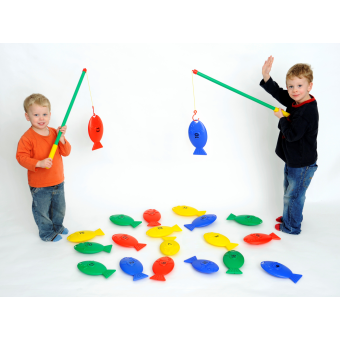 2 enfants jouent joyeusement avec un jeu de pêche et s'amusent beaucoup, ils apprennent à compter. 2 enfants jouent joyeusement avec un jeu de pêche et s'amusent beaucoup, ils apprennent à compter.