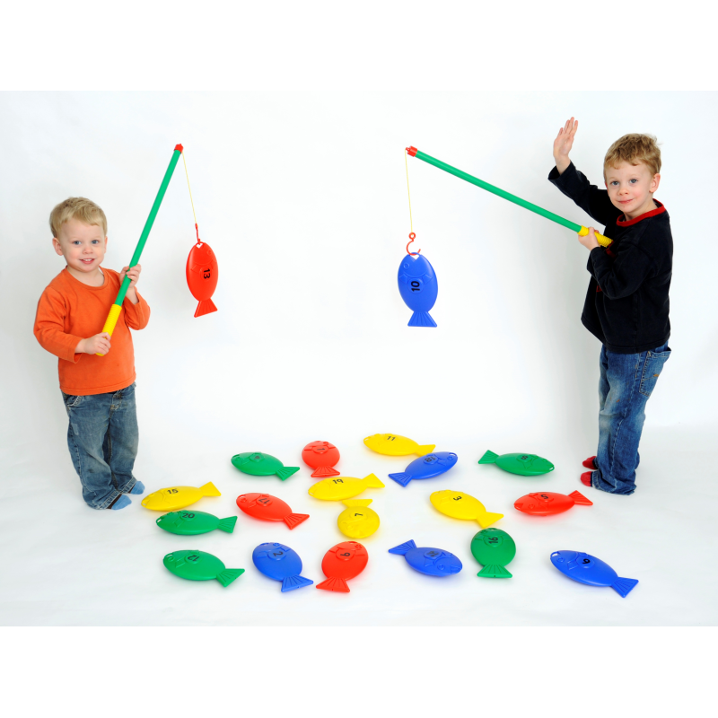 2 enfants jouent joyeusement avec un jeu de pêche et s'amusent beaucoup, ils apprennent à compter. 2 enfants jouent joyeusement avec un jeu de pêche et s'amusent beaucoup, ils apprennent à compter.