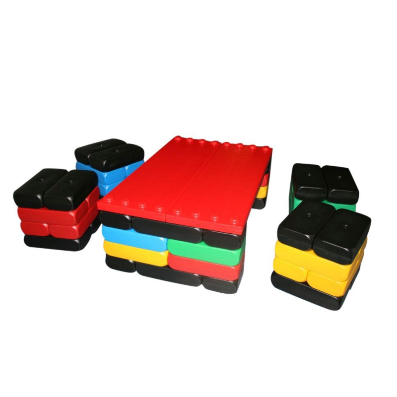 Table et 4 chaises Table et 4 chaises