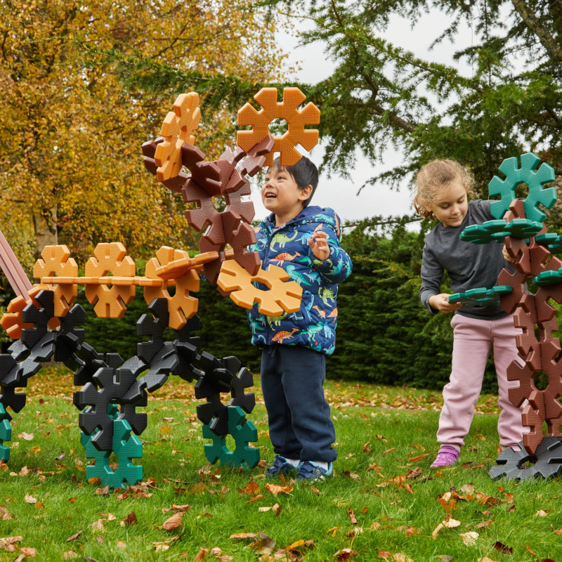 Les enfants jouent avec le Giant Octoplay de Polydron