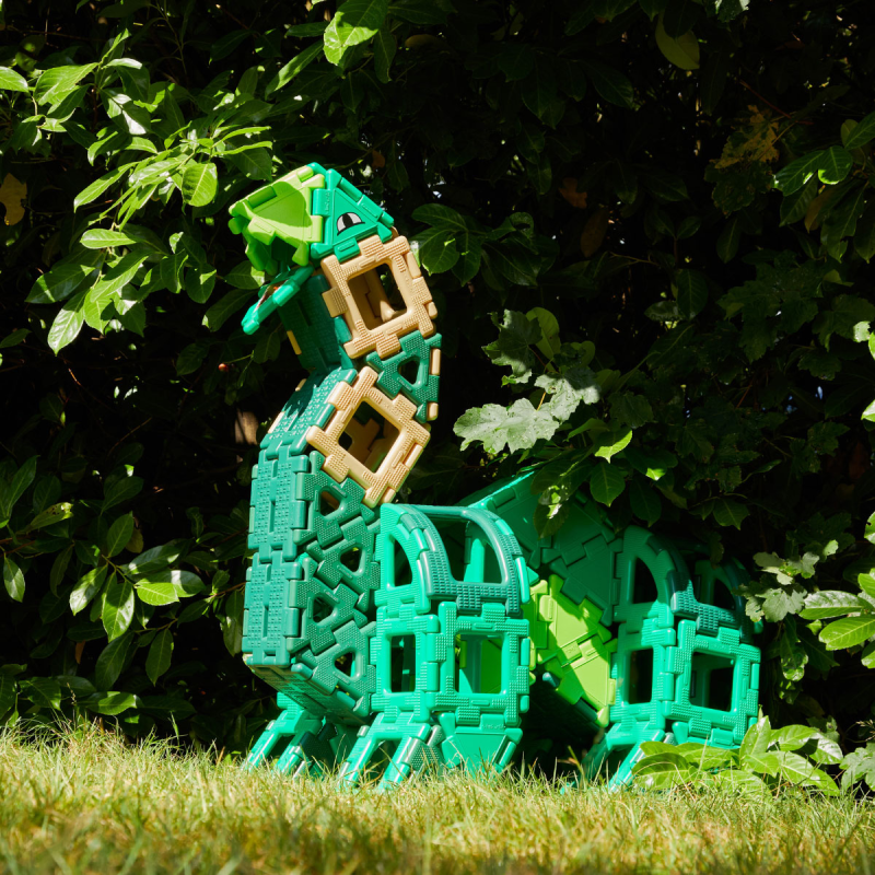 Exemple de dinosaure construit avec Polydron Exemple de dinosaure construit avec Polydron