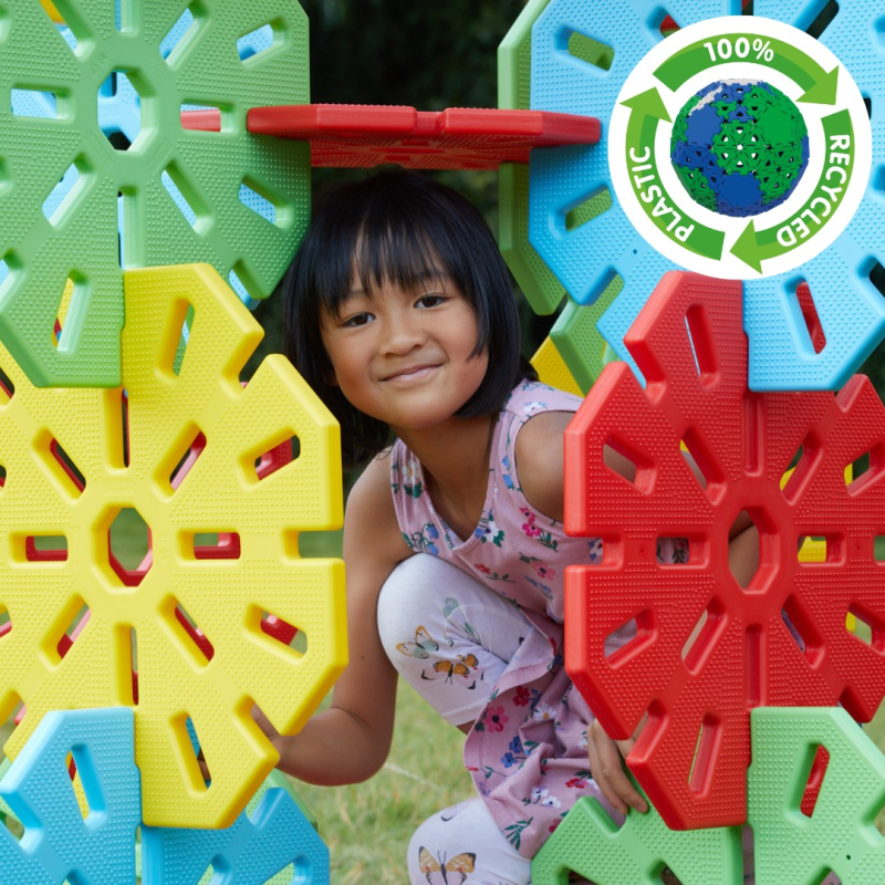 Les enfants construisent avec de grands jouets de Polydron Les enfants construisent avec de grands jouets de Polydron