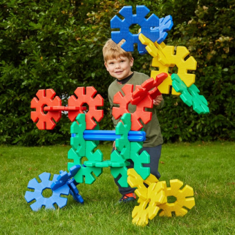 Groupe d’enfants construisant une grande structure avec Giant Octoplay lors d’une activité dans un village vacances.