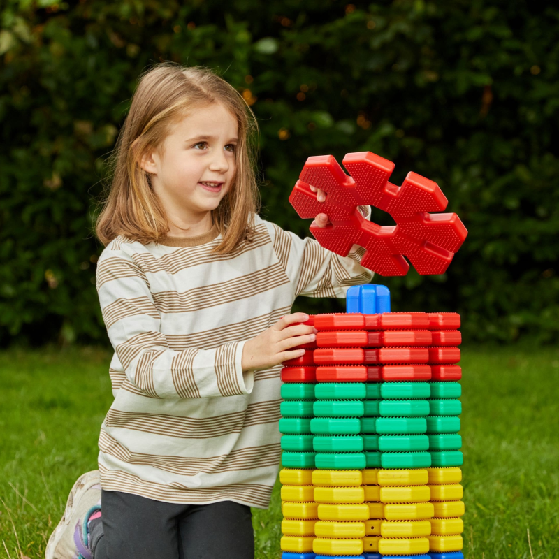 Des enfants collaborent pour créer une grande construction Octoplay – favorise la coopération et la motricité. Des enfants collaborent pour créer une grande construction Octoplay – favorise la coopération et la motricité.