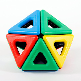 Les formes géométriques polyvalentes de Magnetic Polydron stimulent l'imagination des enfants. Les formes géométriques polyvalentes de Magnetic Polydron stimulent l'imagination des enfants.