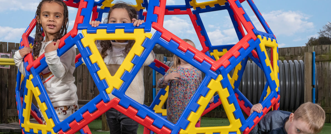 Une nouvelle façon de construire et de jouer avec le XL Polydron Geo Dome